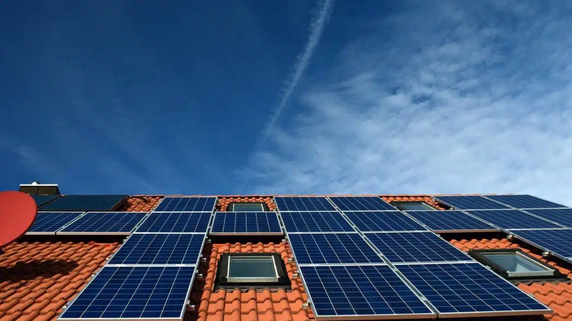 Découvrez comment optimiser la gestion d'énergie des panneaux solaires...